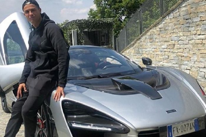 Pemain Juventus, Cristiano Ronaldo bersama koleksi mobil barunya, Hypercar McLaren Senna.