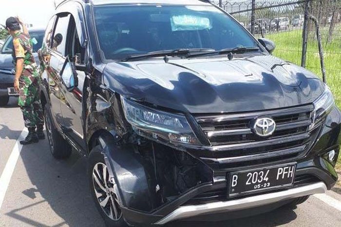 Toyota All New Rush terlibat kecelakaan di Jl Perimeter Utara Bandara Soekarno-Hatta
