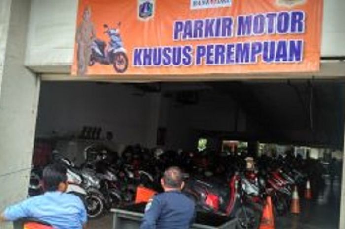 Parkiran khusus wanita di area gedung pemkot Jakarta Barta
