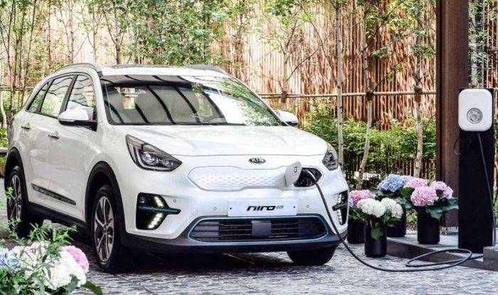 Kia Niro EV menggunakan mesin listrik dengan baterai berkapasitas 64 kWh