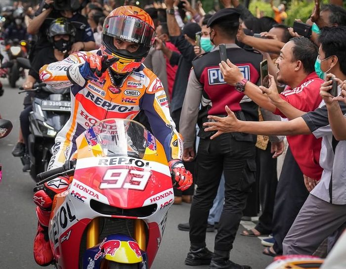 Marc Marquez lakukan aksi burnout dengan sepeda motor miliknya di hadapan penggemar dalam parade MotoGP Indonesia 2022