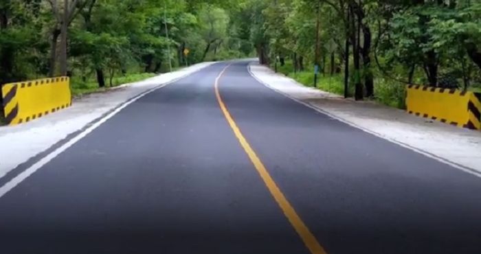 Marka kuning membujur atau horizontal di tengah jalan, sebagai identitas jalan nasional.