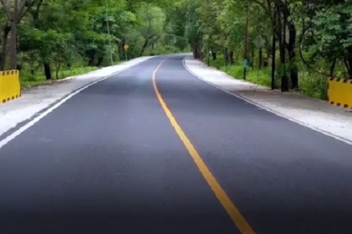 Marka kuning membujur atau horizontal di tengah jalan, sebagai identitas jalan nasional.