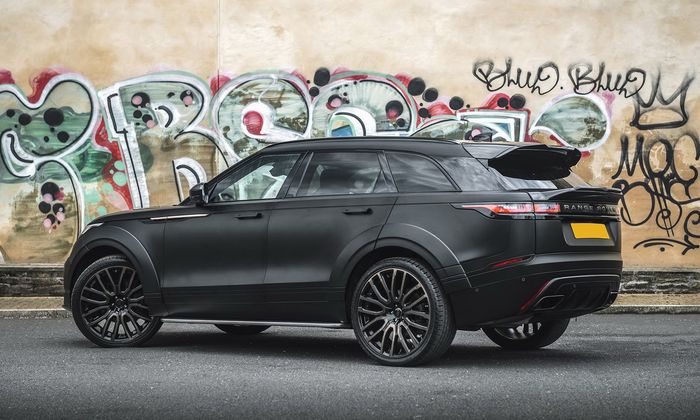 Range Rover Velar sangar dan misterius tampil serba hitam