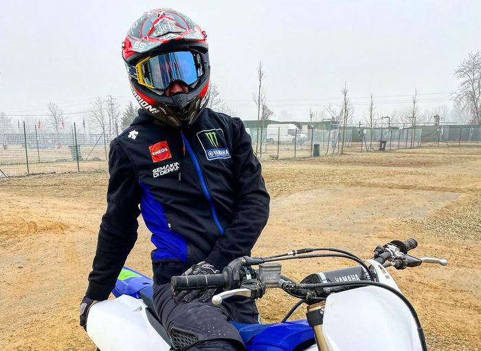 Fabio Quartararo latihan dengan jaket resmi Monster Energy Yamaha MotoGP