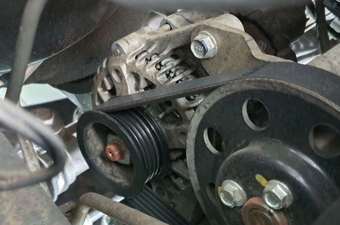Tanda-tanda alternator mobil bekas bermasalah atau rusak.