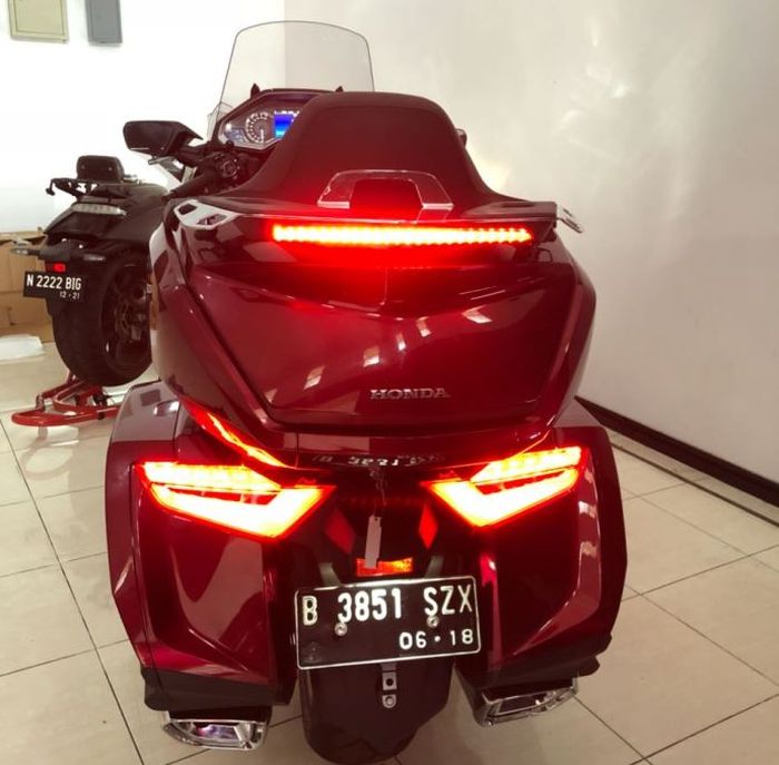 Rak Gold Wing diberi lampu tambahan