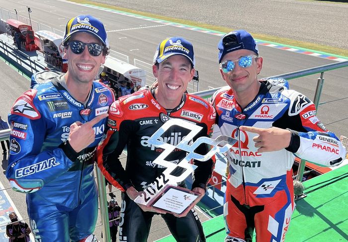 Aleix Espargaro untuk pertama kalinya menang setelah mengalahkan Jorge Martin (kanan) dan Alex Rins (kiri) di MotoGP Argentina 2022
