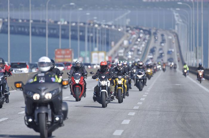 Honda Gold Wing stabil di jalan tol