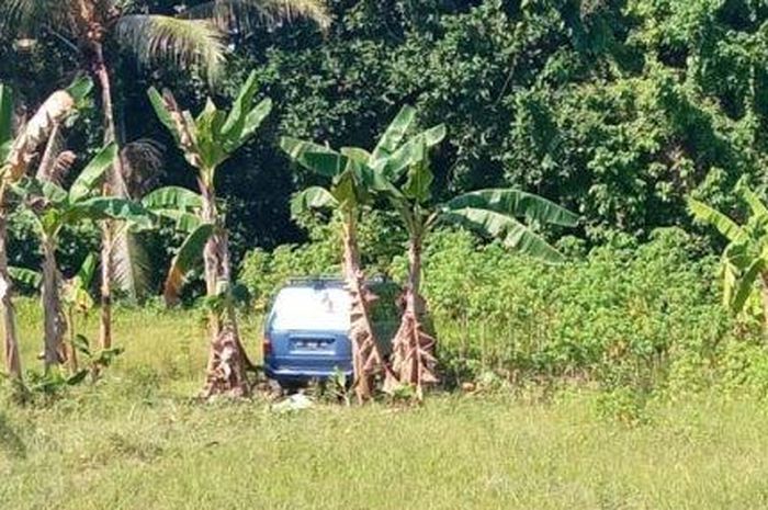 Toyota Kijang identik tipe kapsul mental ke lahan kosong setelah menghantam dua motor