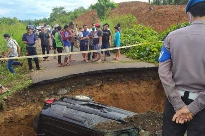 Suzuki Grand Vitara milik polisi terperosok jalan ambles, terguling tertimbun tanah di kabupaten Seluma, Bengkulu