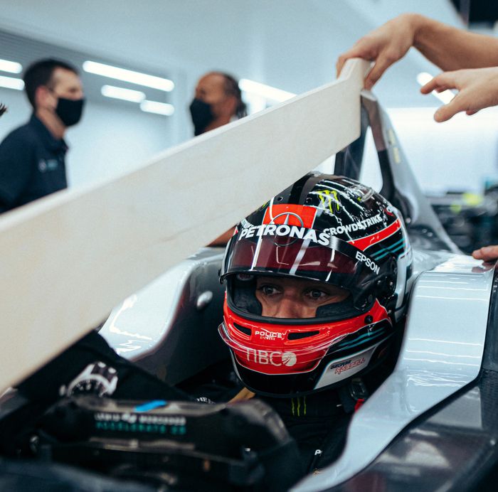 George Russell menggunakan helm livery baru ketika melakukan penyesuaian dengan mobil baru Mercedes FW13