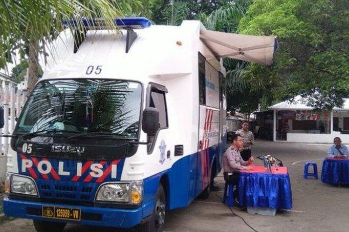 Ilustrasi mobil pelayanan SIM Keliling di Jakarta. 