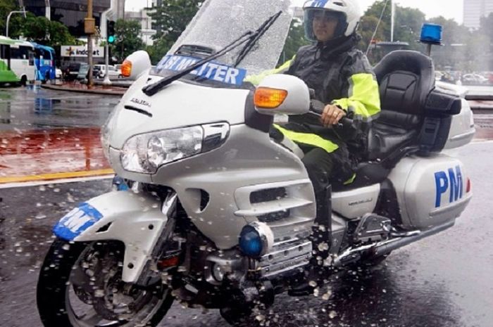 Salah satu jepretan kamera mendiang Ani Yudhoyono yakni polisi wanita menunggangi Honda Gold Wing