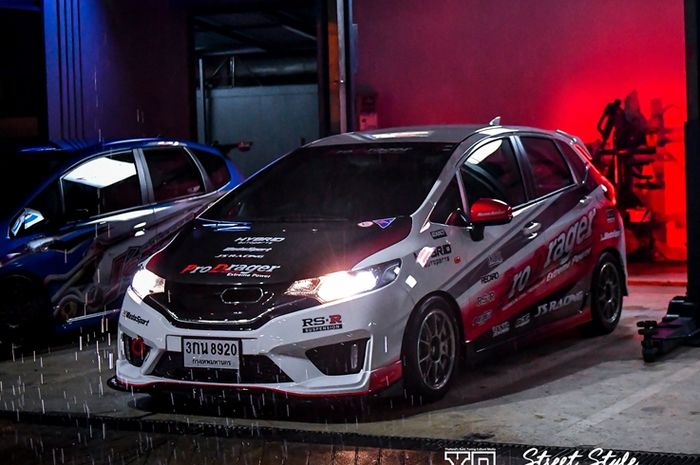 Modifikasi Honda Jazz GK5 asal Thailand tampil sporty dengan livery balap