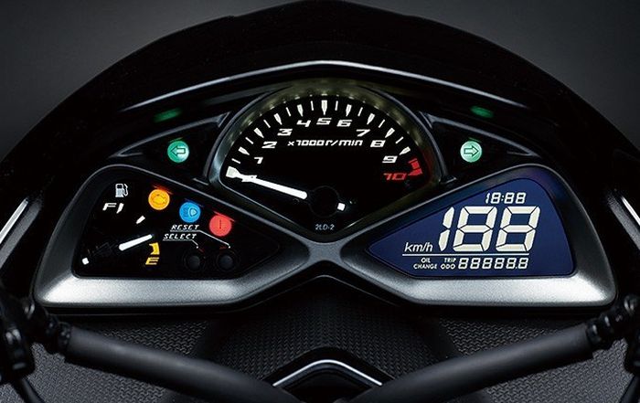 Panel instrumen Yamaha Majesty S 155 memakai kombinasi analog dan digital.