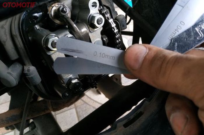Ilustrasi feeler gauge untuk menyetel klep motor.