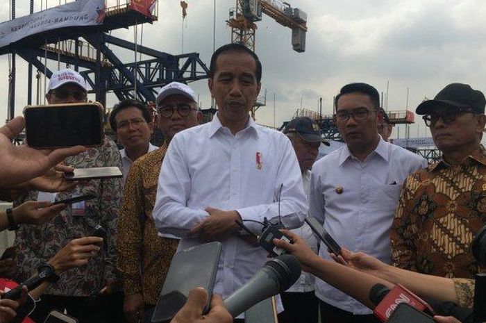 Joko Widodo saat meresmikan Tol Layang Jakarta - Cikampek