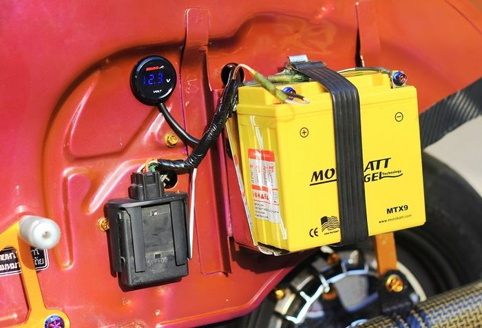 Sisi kiri belakang rapi dan simpel hanya ada CDI, aki, dan voltmeter 