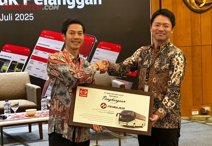 Penyerahkan 100 unit Hino kepada Al Malik Masahiko Otsuka Mahpud, Direktur Lapangan dan Teknik PT PrimajasaPerdanarayautama (kiri)