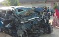 Dua Toyota Avanza Hancur Depan, Saling Sambar, Kakek dan Cucu Tewas