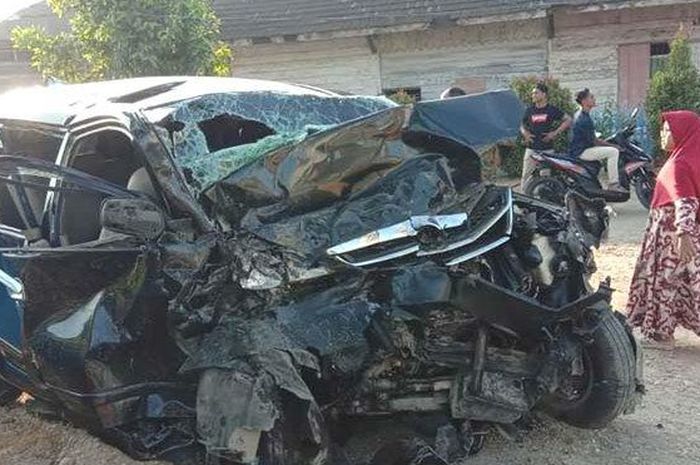 Toyota Avanza usai bertabrakan dengan Avanza lain hingga teriris depan