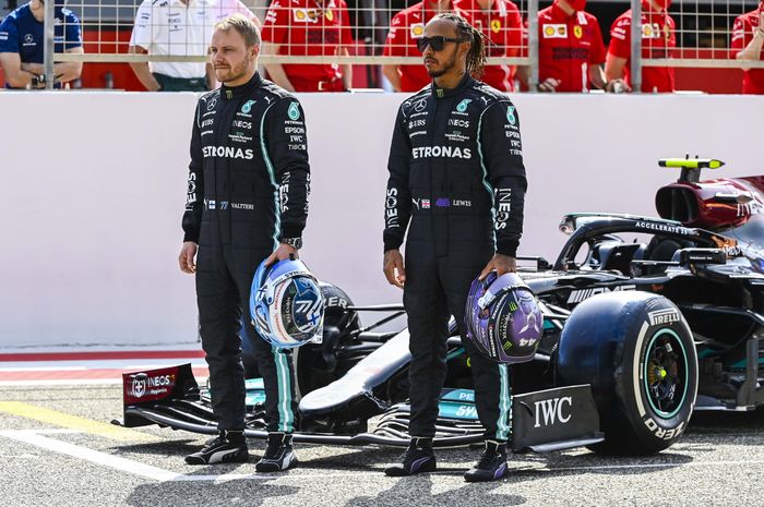 Valtteri Bottas dan Lewis Hamilton pada tes pramusim F1 2021 di Bahrain