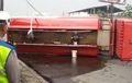 Detik-Detik Truk Pertamina Terguling Di Bandung, Nyaris Hantam Motor 