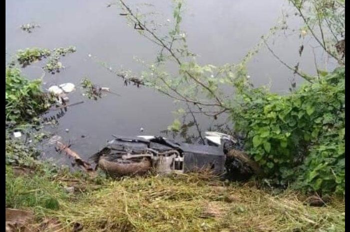 Honda Vario 125 diceburkan ke sungai