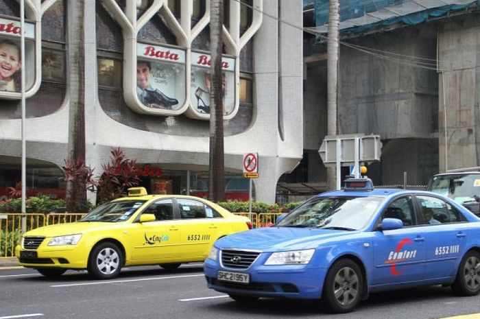 Perbandingan taksi kuning dan taksi biru