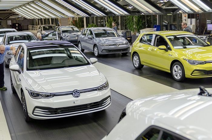 Ilustrasi deretan mobil listrik Volkswagen