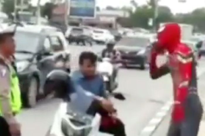 Spiderman ditilang polisi karena enggak pakai helm di Medan.