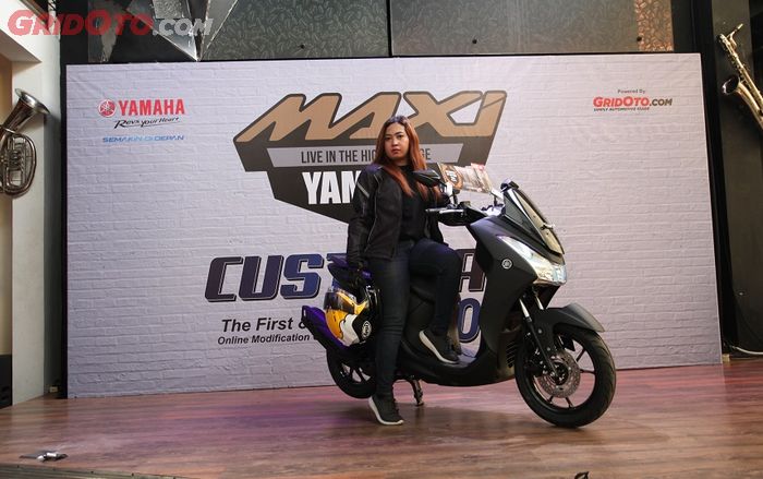 Desy, kontestan  Maxi Ladi di Customaxi Yamaha 2018 seri Yogyakarta