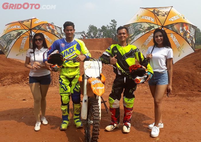 M Zulmi Aristiawan dan Agha Riansyah Putranto, anggota Riders 76, seusai lakukan freestyle ekstrem