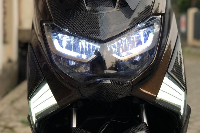 Headlamp depan custom Yamaha NMAX dipadukan dengan lampu sign JPA