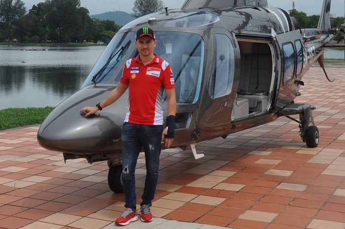 Jorge Lorenzo pergelangan tangank kiri masih dibebat cedera dapat izin tim medis turun di MotoGP Malaysia