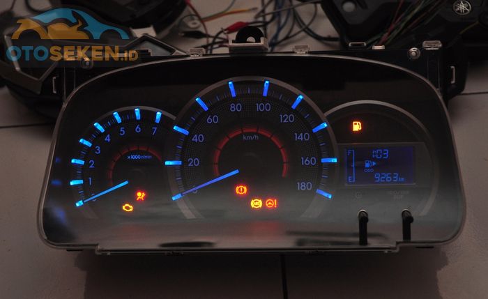 Bukan hanya motor, pemasangan LED RGB juga bisa di spidometer mobil, ini contohnya di Toyota Avanza