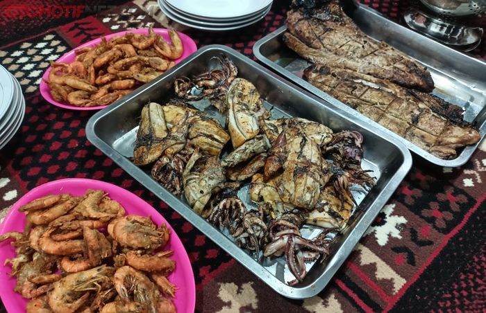 Masakan hasil berburu di Tempat Pelelangan Ikan Ciletuh untuk makan malam