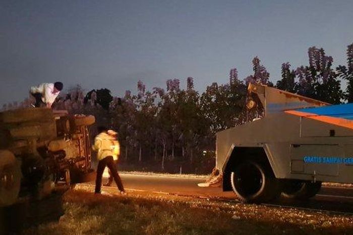 Proses evakuasi truk yang terlibat kecelakaan maut di tol Cipali