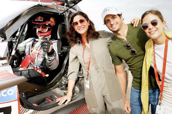 Carlos Sainz temani sang ayah balapan di Reli Dakar 2023