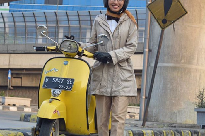 Wawa, lady biker saat riding dengan Vespa Super 1977