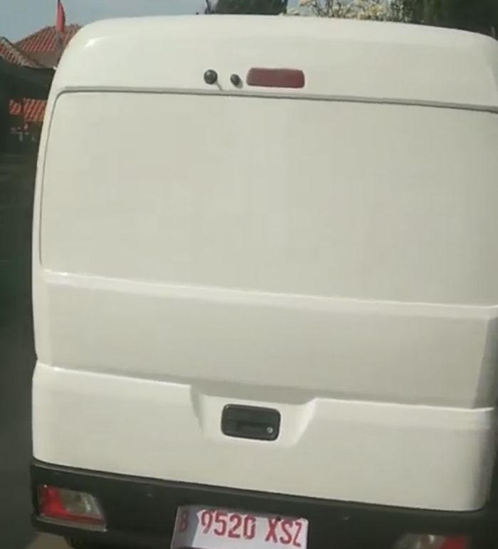 Tampak belakang blind van yang diduga kuat Daihatsu Hijet Reborn