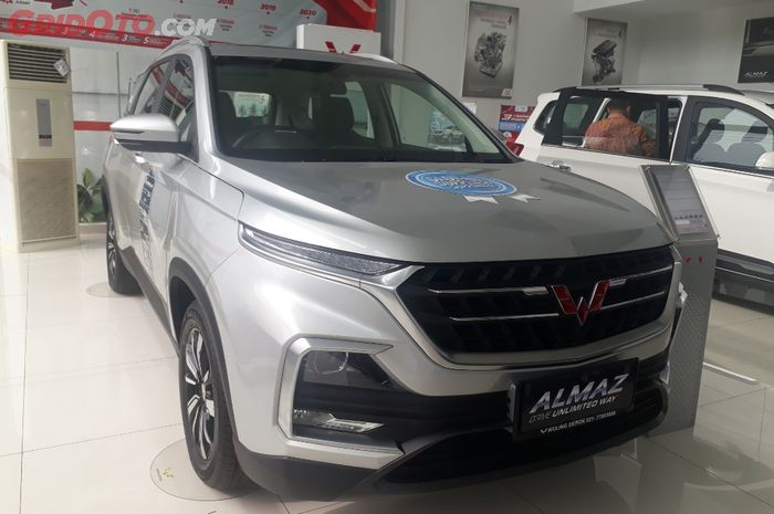 Ilustrasi Wuling Almaz di dealer