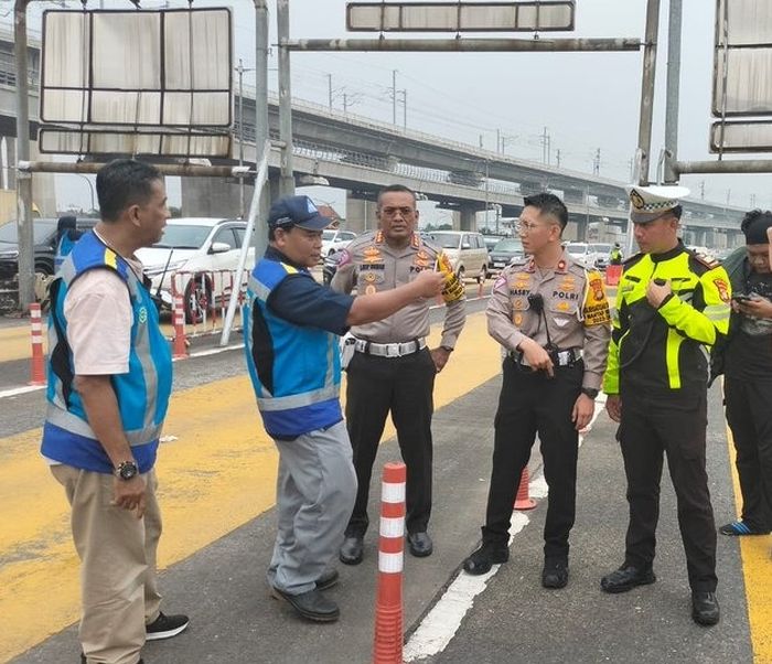 Pihak kepolisian lakukan pengecekan di Gerbang Tol Halim Utama