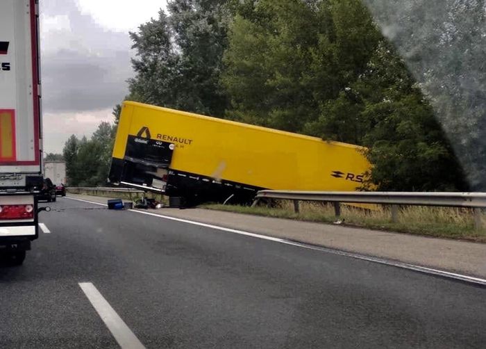 Usai raih hasil buruk F1 Jerman 2019, tim Renault kembali mengalami musibah karena truk mereka terlibat kecelakaan saat perjalanan menuju Hungaria
