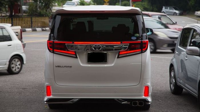 Modifikasi Toyota Vellfire pakai lampu belakang dari Crystaleye