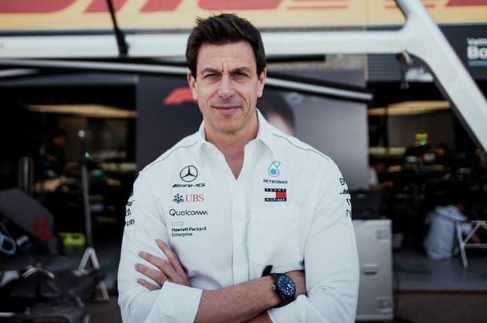 Bos Mercedes, Toto Wolff akan tetap di  Mercedes AMG Petronas untuk tiga tahun ke depan. 