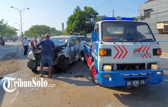Toyota Avanza yang terlibat kecelakaan beruntun di Teras, Boyolali dievakuasi