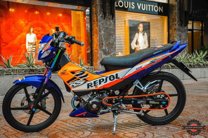 Banyak unsur titanium yang disematkan pada Honda Sonic 125 RS ini