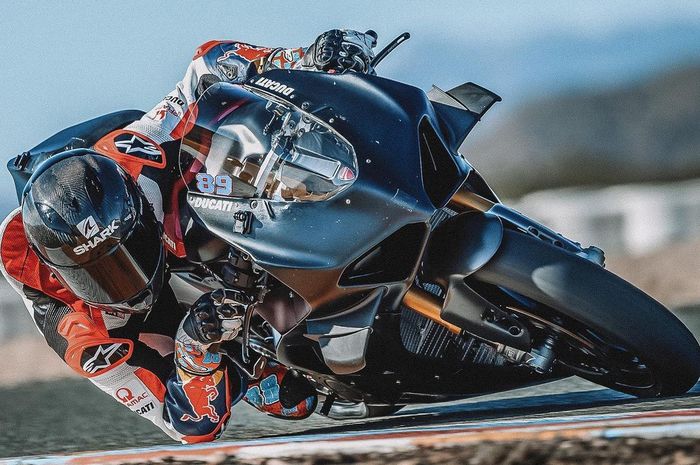 Ada aksen ubahan kecil pada racing suit yang dipakai Jorge Martin kala latihan menggunakan Ducati Panigale V4 S